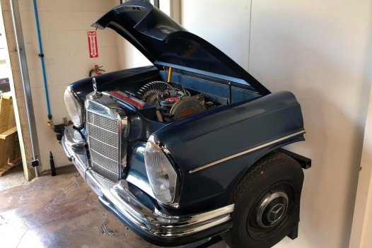 这款老式的梅赛德斯·奔驰发动机舱被复古爱好者DIY自动点唱机!