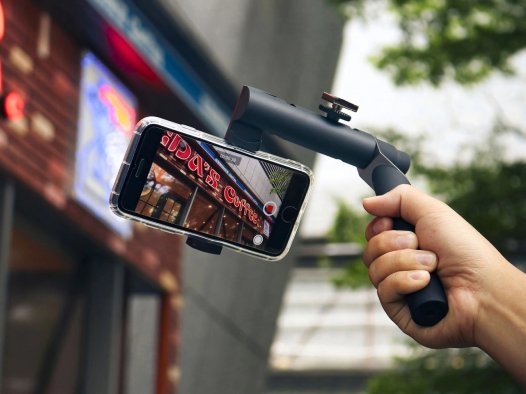 CliqueFie Sway 采用非常光滑、便于携带的设计,提供无电池单轴稳定性