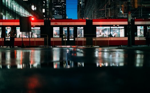 我们穿梭于茫茫人海